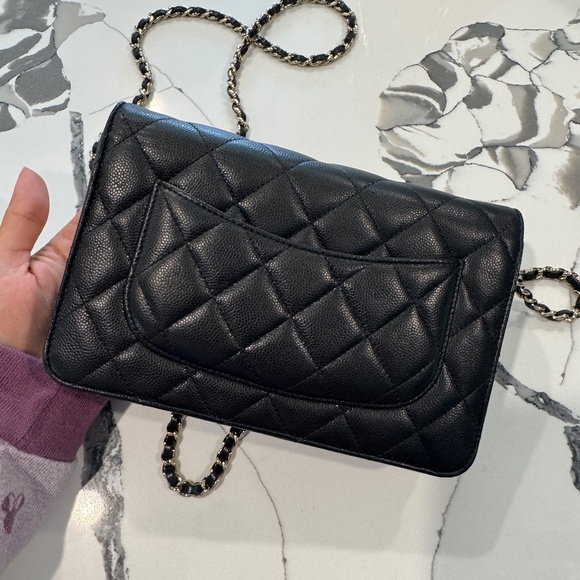 Chanel on wallet - Picture 7 of 8